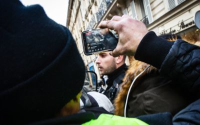 Le Défenseur des droits indique qu’il est légal et même conseillé de filmer des agents de sécurité en action